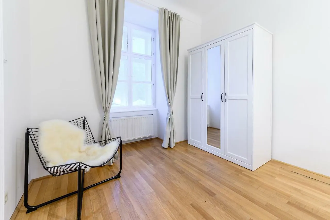 Beautiful Inner City Apartment Vienna